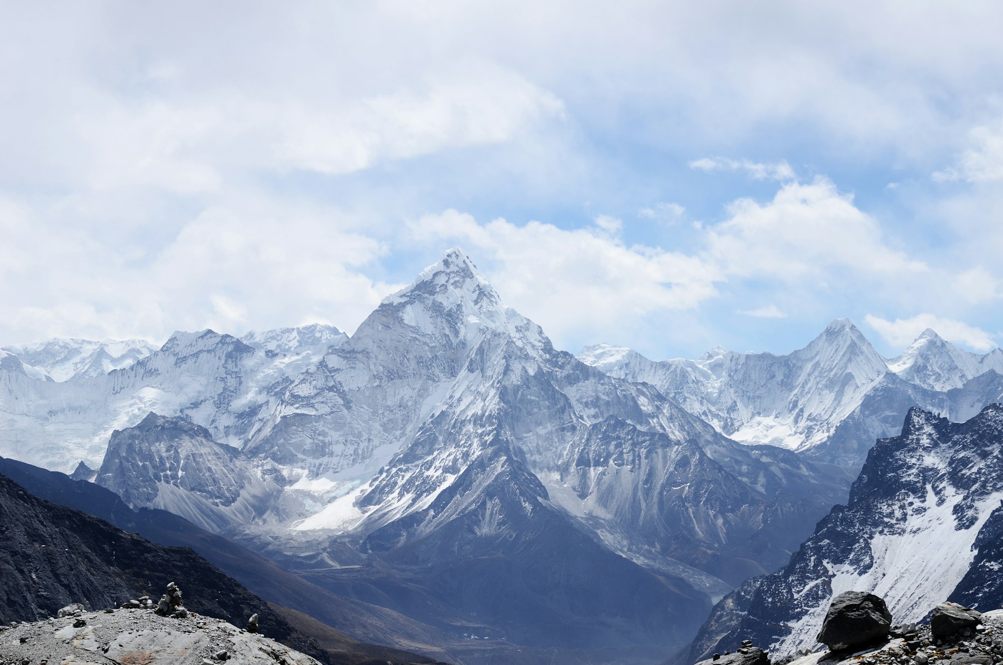 云雾环绕的巨大雪山，宛如等待探索的未知世界